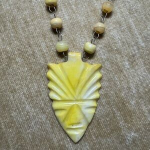 VINTAGE HANDCARVED YELLOW JADE STONE NECKLACE